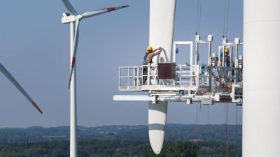 COMPREHENSIVE WIND TURBINE TOWER MAINTENANCE SERVICES